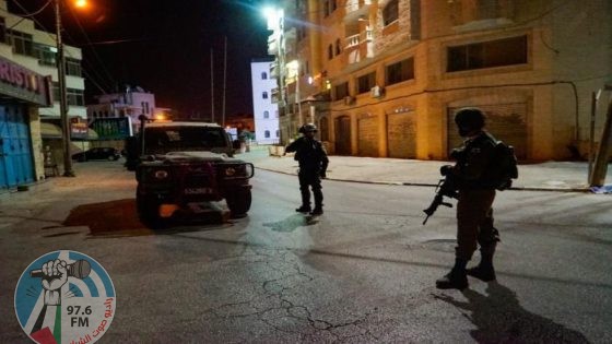 الاحتلال يصيب طفلا بالرصاص في عورتا ويجبر أصحاب المتاجر على إغلاقها في حوارة