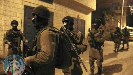 الاحتلال يعتقل مواطنين من بلدة حلحول شمال الخليل