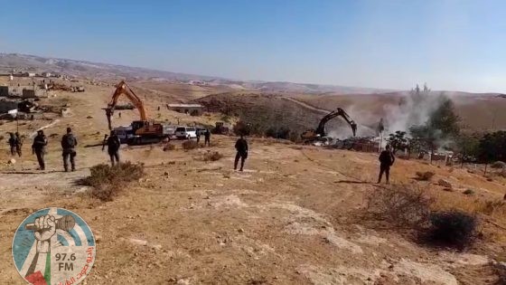 الاحتلال يهدم منزلين و5 بركسات وبئر مياه في مسافر يطا