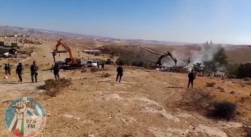 الاحتلال يهدم منزلين و5 بركسات وبئر مياه في مسافر يطا