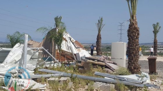 السلطات الإسرائيلية تهدم عزبة في طمرة وتعتقل صاحبها وتعتدي على نجليه