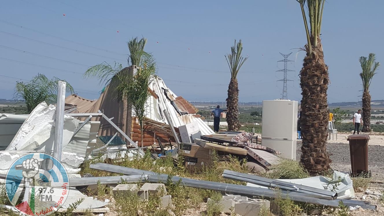 السلطات الإسرائيلية تهدم عزبة في طمرة وتعتقل صاحبها وتعتدي على نجليه