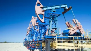 أسعار النفط تفقد مكاسبها بعد ارتفاع بأكثر من 1%