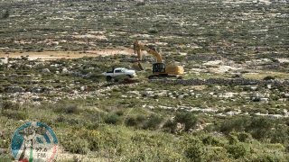 مستعمرون يغلقون مدخل دير جرير شرق رام الله