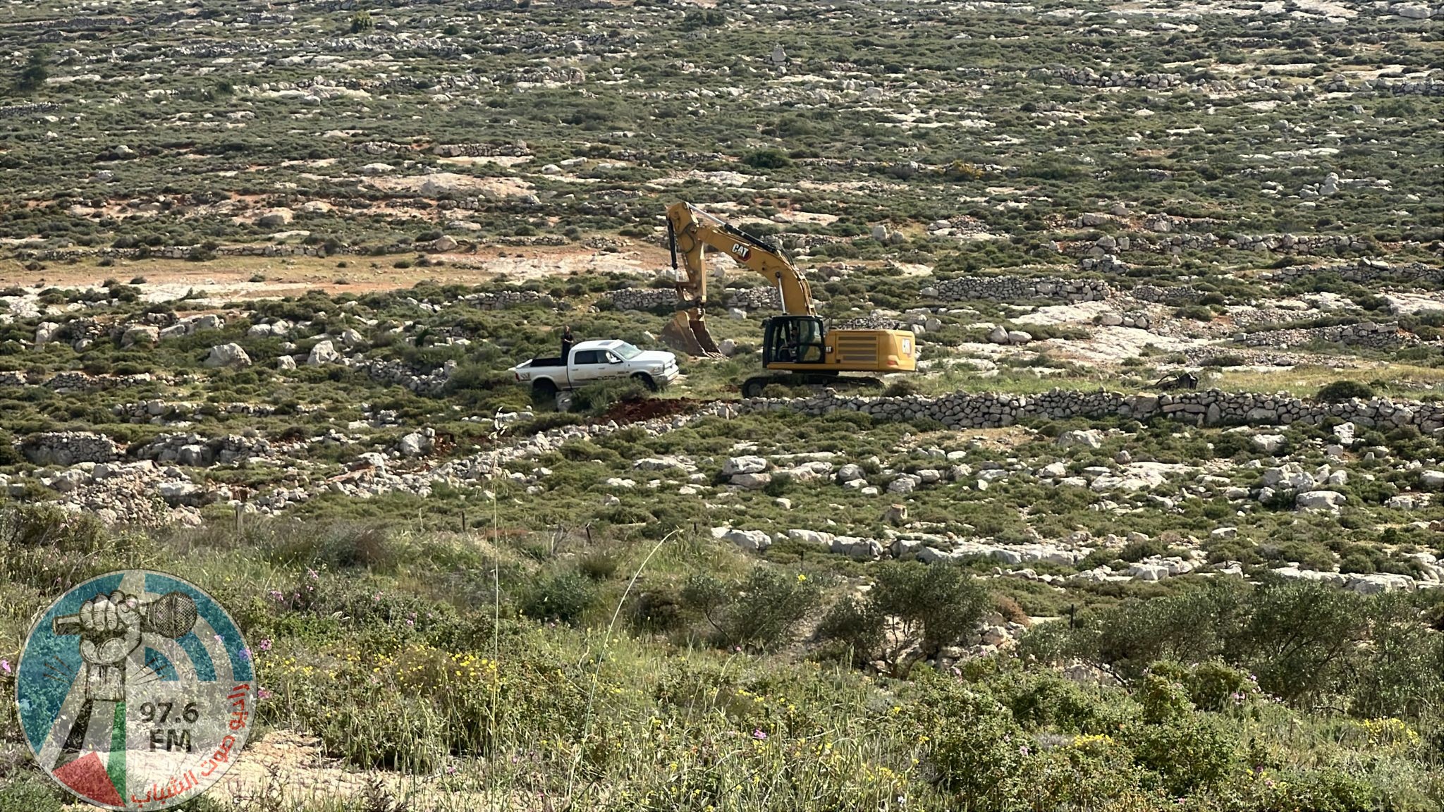 مستعمرون يغلقون مدخل دير جرير شرق رام الله