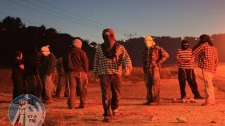 مستعمرون يهاجمون مزارعين ومركبات قرب قرية المغير