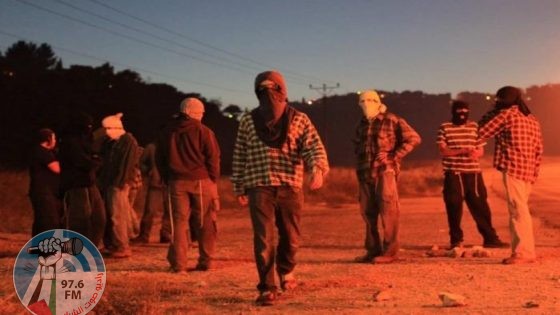 مستعمرون يهاجمون مزارعين ومركبات قرب قرية المغير