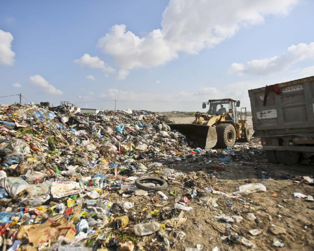 مستعمرون يعتدون على حراس وموظفي مكب النفايات الصلبة في بيت عنان