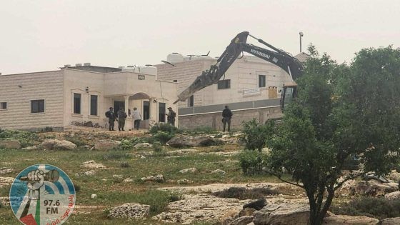 الاحتلال يهدم منزلين في بلدة السموع جنوب الخليل