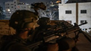الاحتلال يعتقل مواطنا من نابلس ويفتش عددا من المنازل في اللبن الشرقية