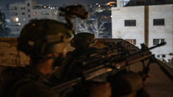 الاحتلال يعتقل مواطنا من نابلس ويفتش عددا من المنازل في اللبن الشرقية