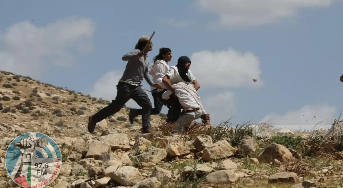 مستعمرون يحطمون مولدات الطاقة بمسافر يطا