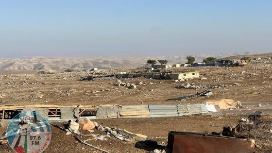 مستعمرون يدمرون بركسا للأغنام وخزان مياه في منطقة المليحات شمال غرب أريحا