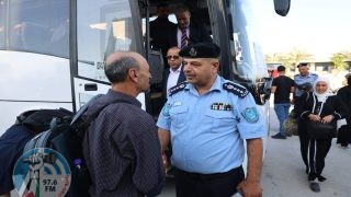 500 حاج وحاجة من أسر الشهداء والأسرى يغادرون عبر معبر الكرامة