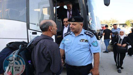500 حاج وحاجة من أسر الشهداء والأسرى يغادرون عبر معبر الكرامة