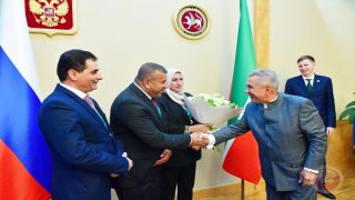 محافظ الخليل يلتقي رئيس جمهورية تترستان على هامش منتدى كازان 2025