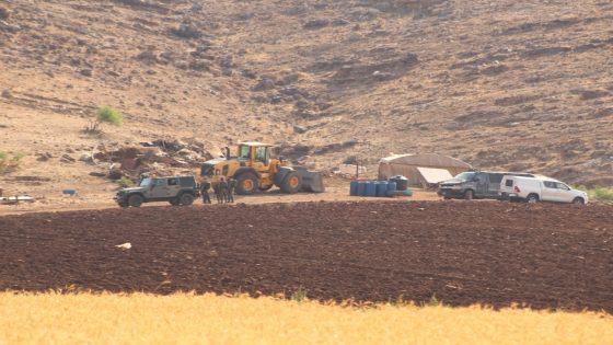مستعمرون يسرقون صهريج مياه في الأغوار الشمالية
