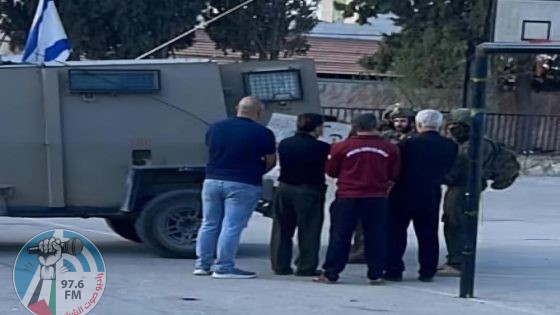الاحتلال يحتجز عدد من المواطنين خلال اقتحام كفيرت جنوب جنين