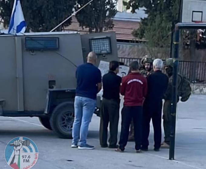 الاحتلال يحتجز عدد من المواطنين خلال اقتحام كفيرت جنوب جنين