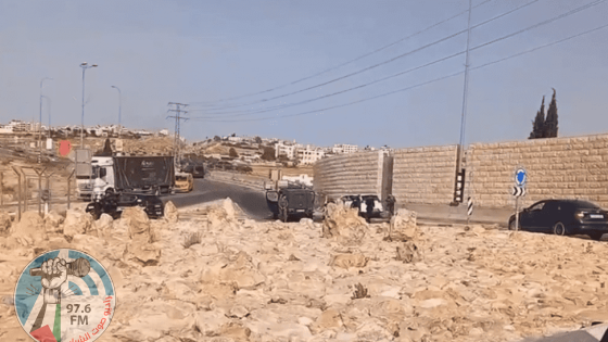 الاحتلال يعتقل شابا بعد إطلاق النار على مركبته شمال شرق القدس