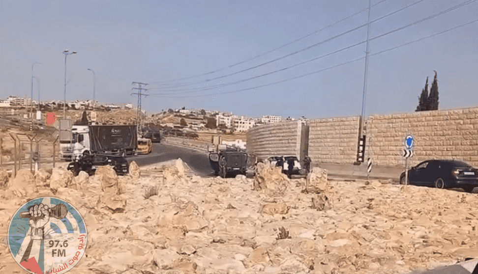 الاحتلال يعتقل شابا بعد إطلاق النار على مركبته شمال شرق القدس