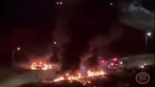 مستوطنون يحرقون مركبات ويحاولون إحراق منزل غرب سلفيت
