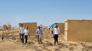 مستوطنون يجرفون أراضي وينصبون بيوتا متنقلة شرق بيت لحم