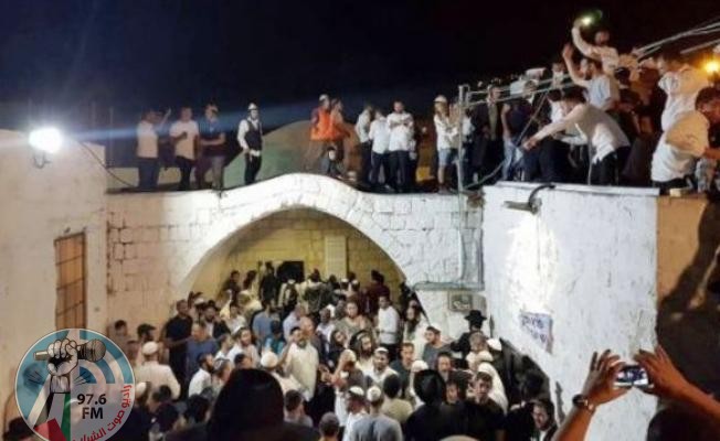 مئات المستعمرين يقتحمون "مقام يوسف" شرق نابلس