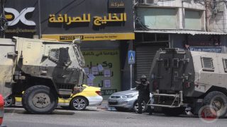 صور- الاحتلال يداهم شركة “الخليج” للصرافة ويعتقل موظفة