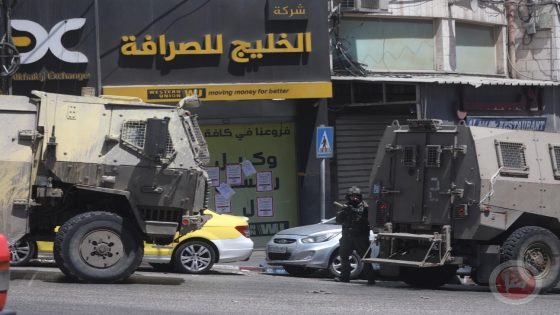 صور- الاحتلال يداهم شركة “الخليج” للصرافة ويعتقل موظفة