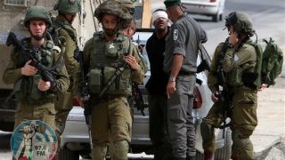 الاحتلال يحتجز عشرات المواطنين جنوب الخليل
