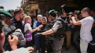 في ذكرى احتلال القدس.. “رقصة الأعلام” تتحول إلى استعراض عنصري واعتداءات على المقدسيين