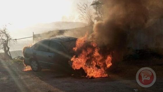 مستوطنون يضرمون النيران بمنزل جنوب شرق الخليل ويسرقون محاصيل زراعية