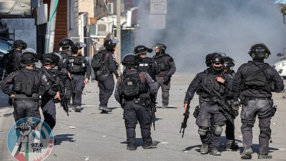 القدس: الاحتلال يعتدي على شاب بالضرب في شعفاط ويقتحم عناتا والعيزرية