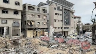 مستشفى العودة: طواقمنا تكافح من أجل إخماد النيران بعد استهدافه من الاحتلال
