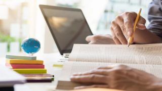 طالب يتيم يقف المال عائقا امام مواصلة مشواره التعليمي