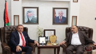 رئيس بلدية الخليل يطلع السفير الهولندي على الوضع العام في المدينة