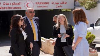 وفد من الحكومة البريطانية يزور جمعية الهلال الأحمر للاطلاع على جهودها الإنسانية في الضفة الغربية وقطاع غزة