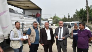 وزير الزراعة يسلّم مستلزمات زراعية لمزارعين في طولكرم