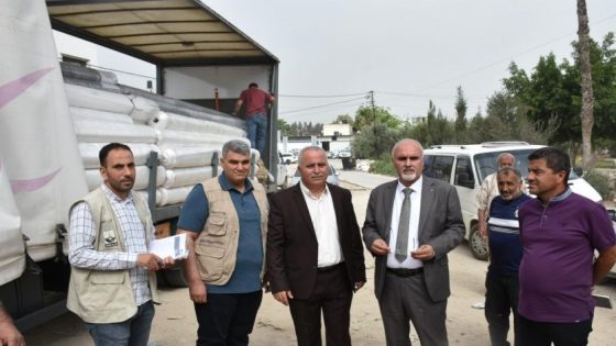 وزير الزراعة يسلّم مستلزمات زراعية لمزارعين في طولكرم