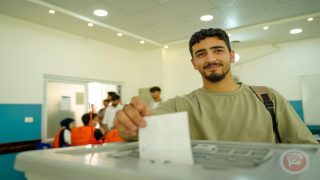 طلبة جامعة البوليتكنك تشارك في محاكاة انتخابية ضمن مشروع رواد المشاركة