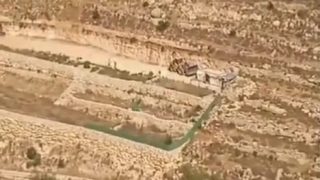 الاحتلال يجرف أراضي غرب مدينة الخليل