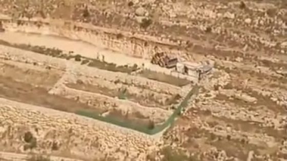 الاحتلال يجرف أراضي غرب مدينة الخليل