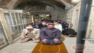 مواطنون يؤدون صلاة الفجر بجوار حواجز الاحتلال على مدخل الحرم الإبراهيمي