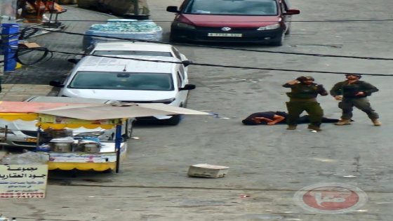 الاحتلال يصيب شاباً بالرصاص ويعتدي عليه بالضرب شمال القدس