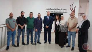 الوزير حمدان يزور مخيم عايدة ويطلع على الاحتياجات الثقافية لجمعية الرواد للثقافة والفنون