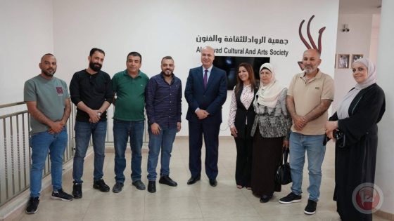 الوزير حمدان يزور مخيم عايدة ويطلع على الاحتياجات الثقافية لجمعية الرواد للثقافة والفنون