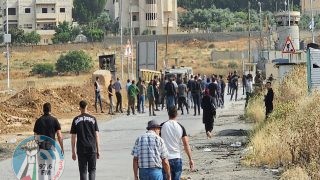 الاحتلال يحتجز أكثر من 70 مواطنا خلال اقتحام مخيم الفوار وعدة بلدات بالخليل