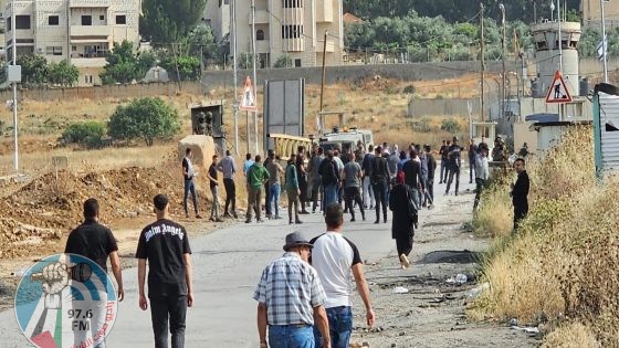 الاحتلال يحتجز أكثر من 70 مواطنا خلال اقتحام مخيم الفوار وعدة بلدات بالخليل