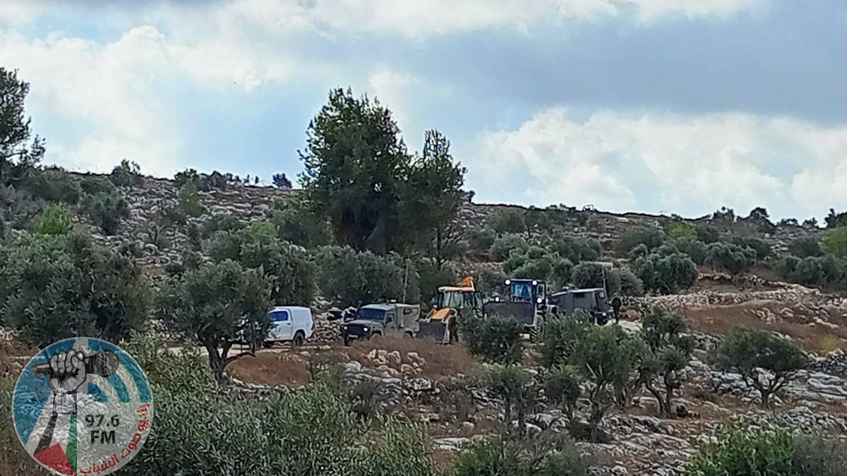 الاحتلال يجرف أراضي في قرية أم صفا شمال غرب رام الله